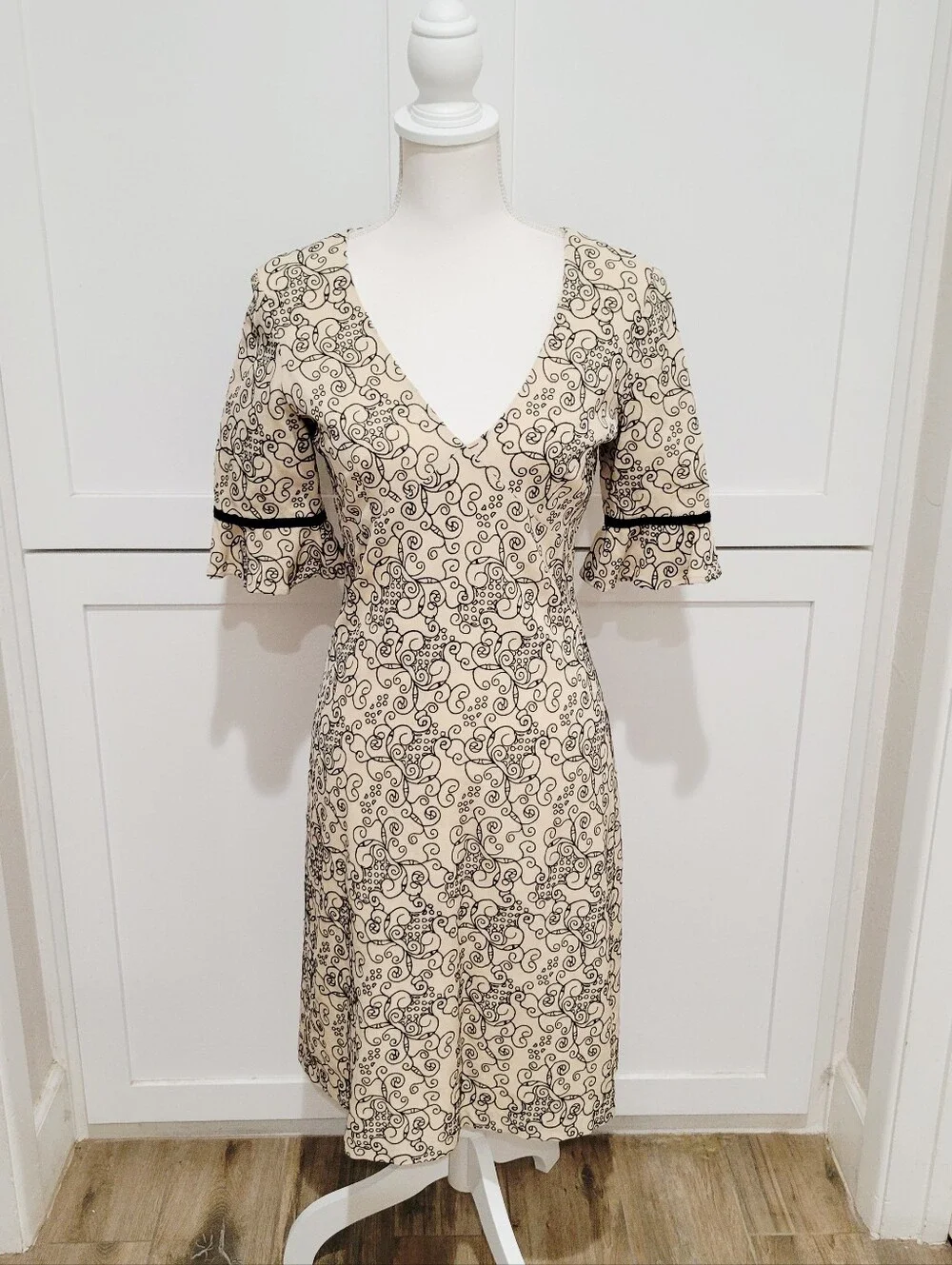 Tocca Silk/Wool Blend Cream & Black Embroidered V-Neck Midi Dress | Size 6 - Picture 1 of 10